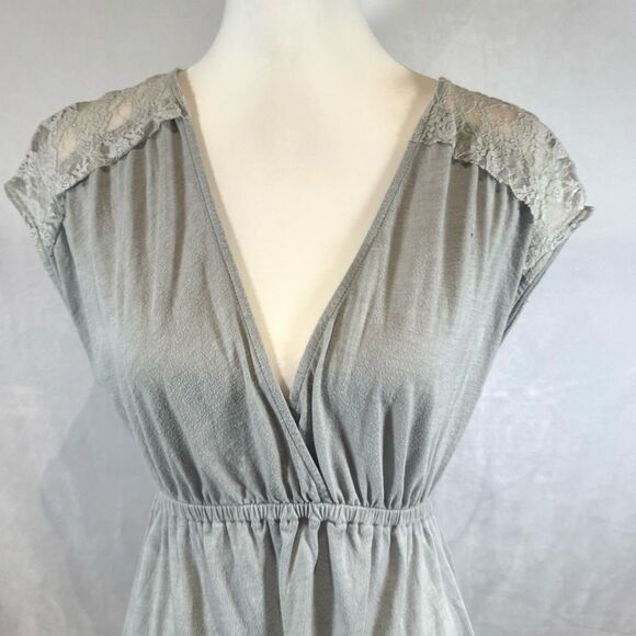 Oh Baby by Motherhood Maternity light gray lace detail top size medium - Picture 2 of 4